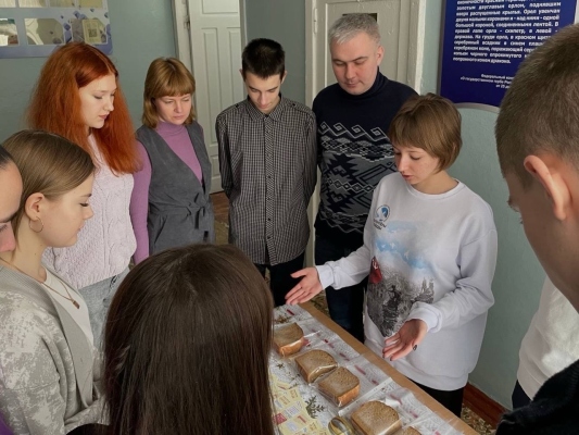 Волонтёры Победы провели Всероссийскую акцию "Блокадный Хлеб"